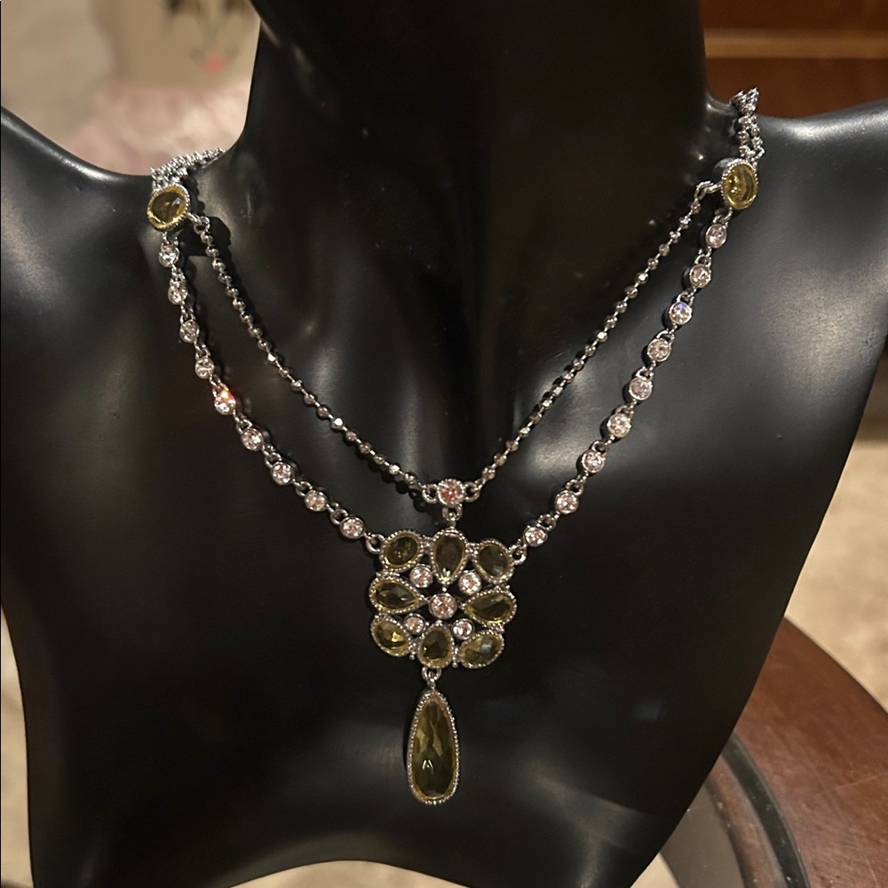 Elegant Silver Necklace with Floral Pendant Yellow Gemstone